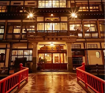 夜晚的銀山溫泉住宿能登屋外觀